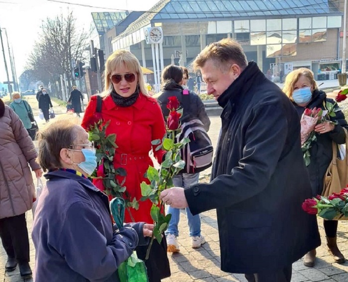 Jelušić podijelio ruže sugrađankama povodom dana žena5 1
