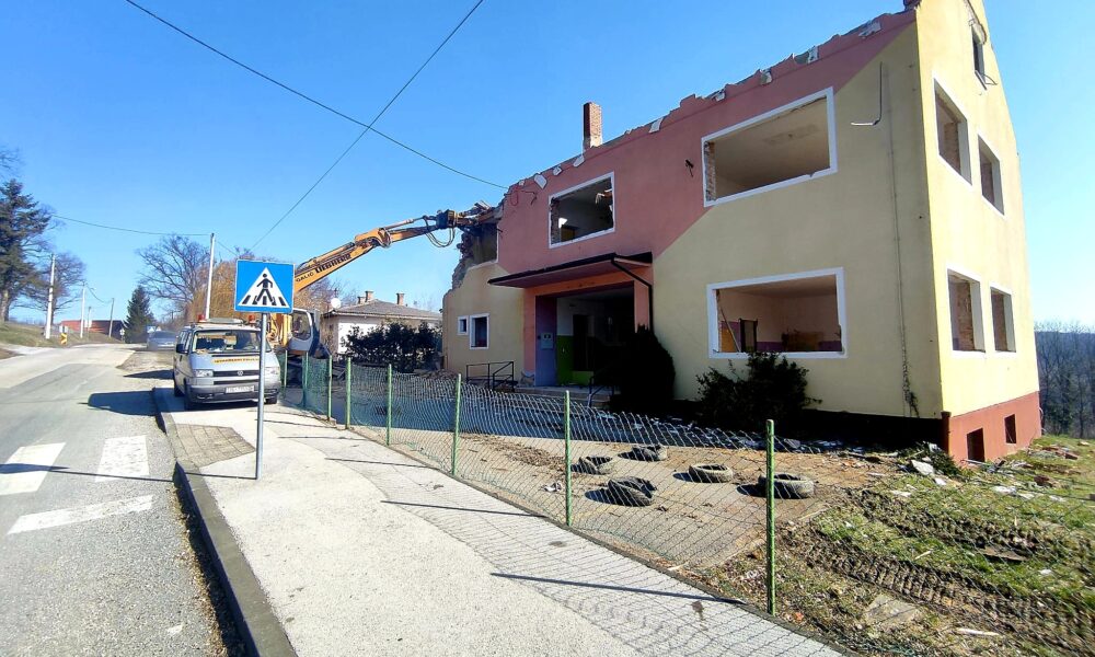 Pocelo je uklanjanje zgrade ostecene u potresu Podrucne skole Dubranec 1