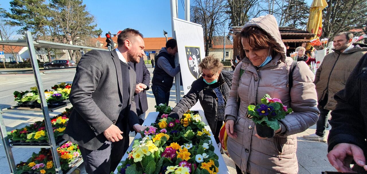 Povodom Dana zena gradonacelnik Kresimir Ackar i predsjednik Gradskog vijeca Darko Bekic Velikogoricankama djelili cvijece 0