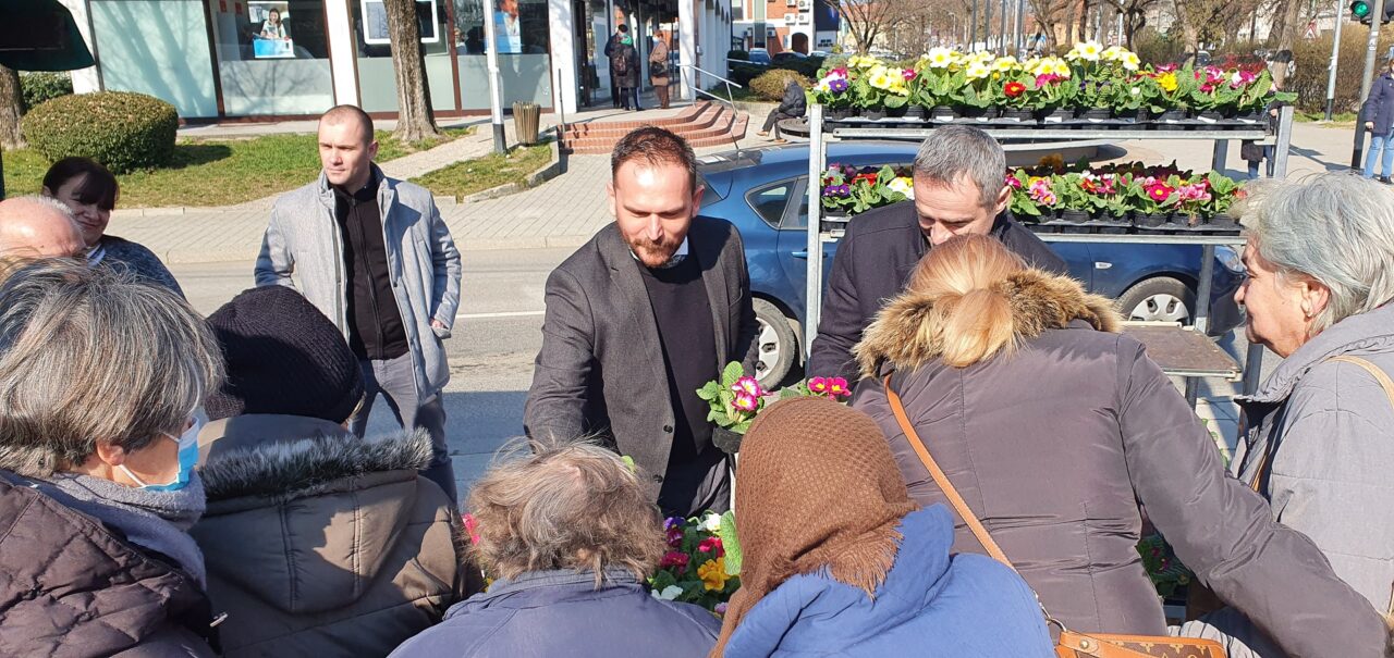 Povodom Dana zena gradonacelnik Kresimir Ackar i predsjednik Gradskog vijeca Darko Bekic Velikogoricankama djelili cvijece 10