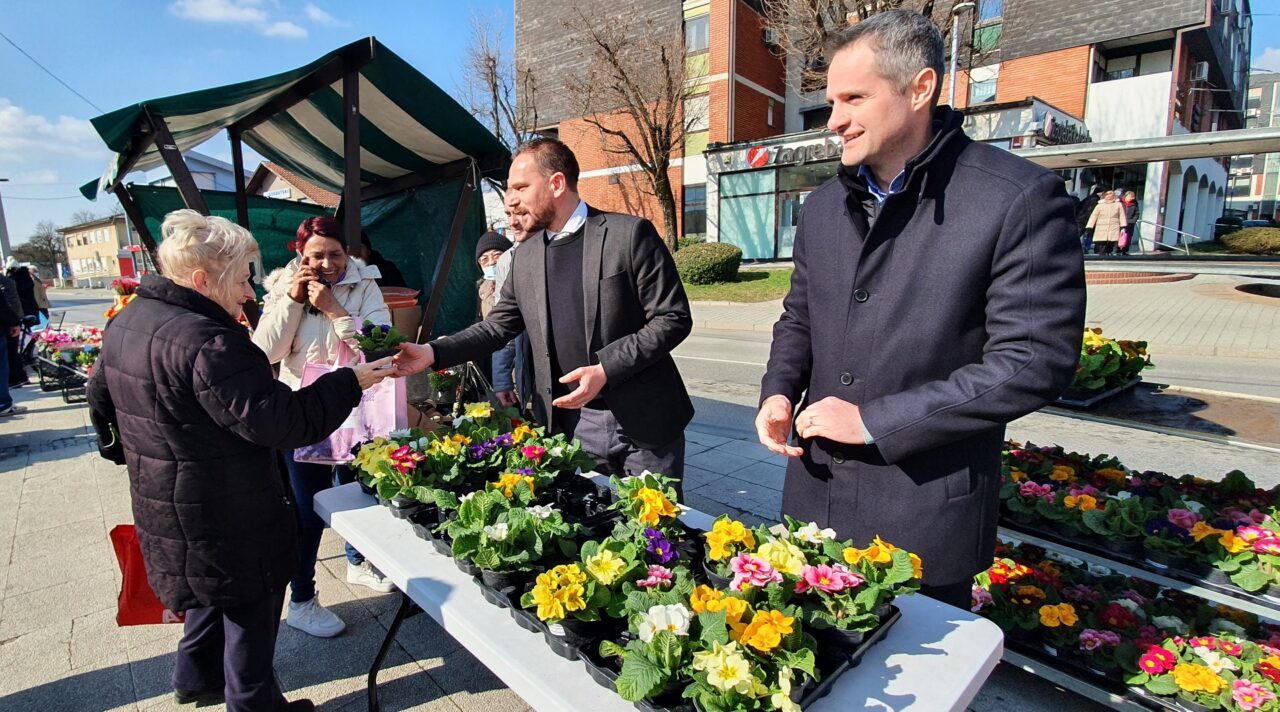Povodom Dana zena gradonacelnik Kresimir Ackar i predsjednik Gradskog vijeca Darko Bekic Velikogoricankama djelili cvijece 3