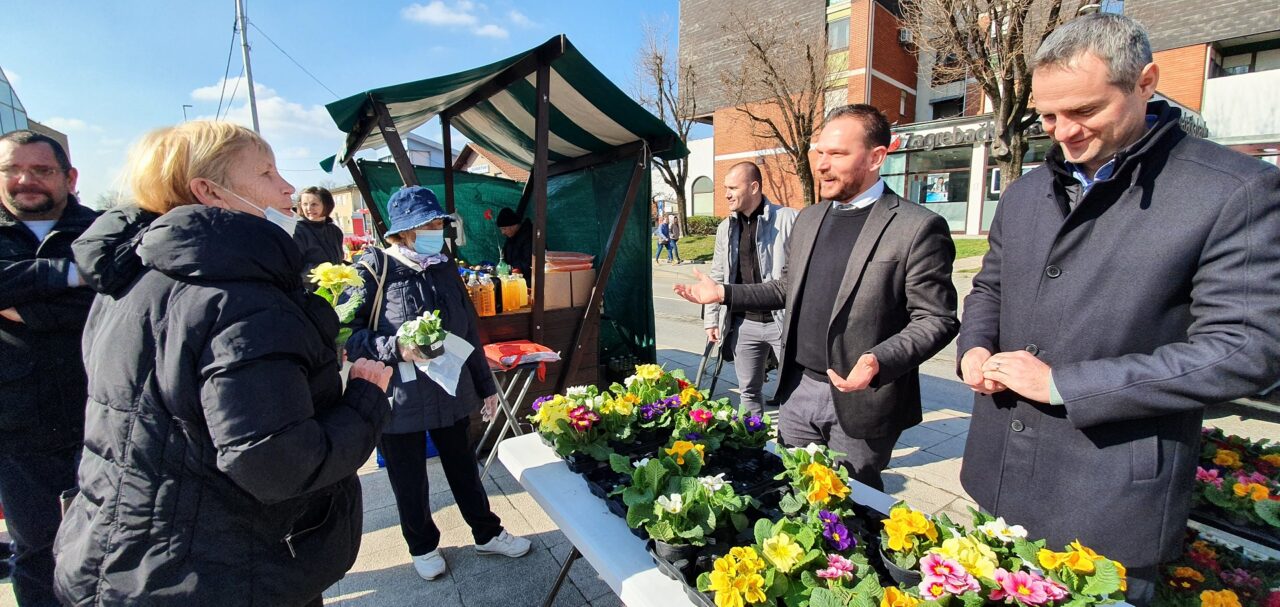 Povodom Dana zena gradonacelnik Kresimir Ackar i predsjednik Gradskog vijeca Darko Bekic Velikogoricankama djelili cvijece 4