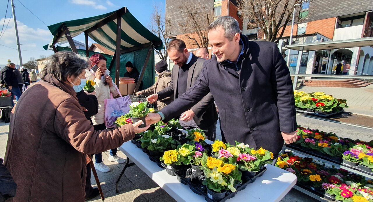 Povodom Dana zena gradonacelnik Kresimir Ackar i predsjednik Gradskog vijeca Darko Bekic Velikogoricankama djelili cvijece 5