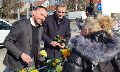 Povodom Dana zena gradonacelnik Kresimir Ackar i predsjednik Gradskog vijeca Darko Bekic Velikogoricankama djelili cvijece 6