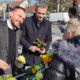 Povodom Dana zena gradonacelnik Kresimir Ackar i predsjednik Gradskog vijeca Darko Bekic Velikogoricankama djelili cvijece 6