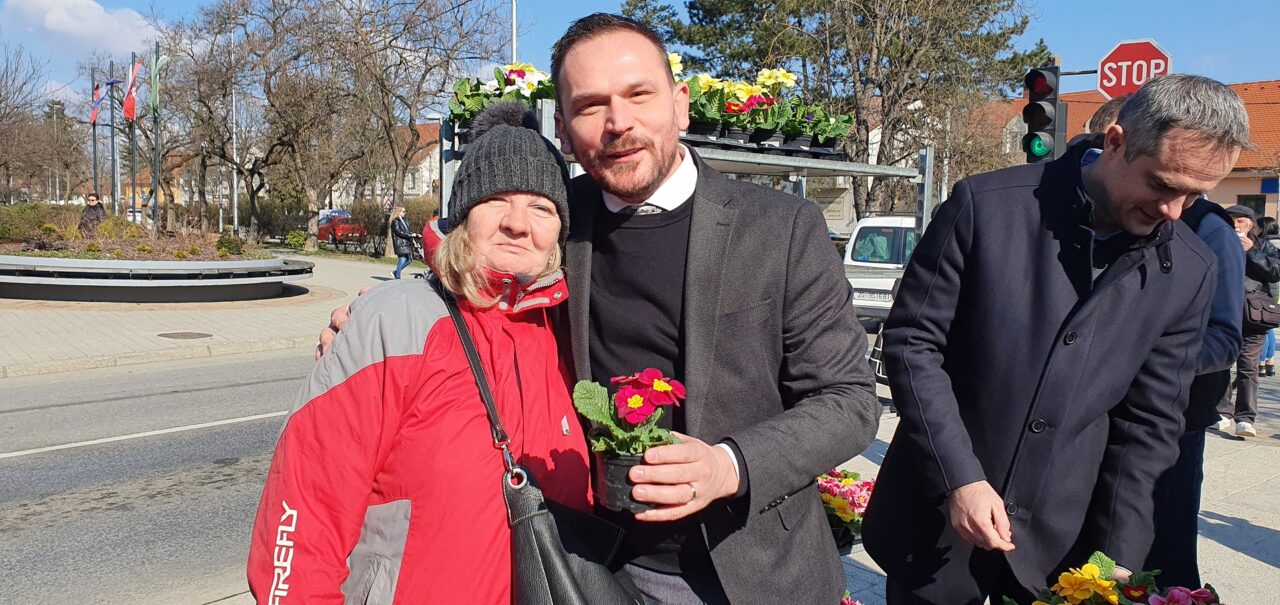 Povodom Dana zena gradonacelnik Kresimir Ackar i predsjednik Gradskog vijeca Darko Bekic Velikogoricankama djelili cvijece 8