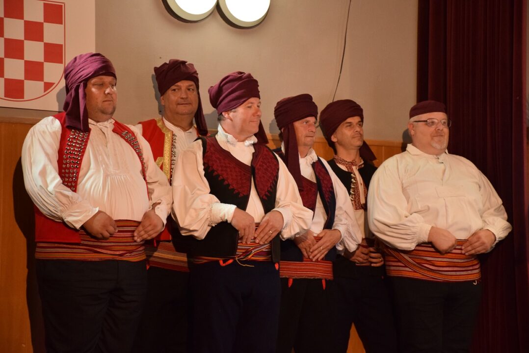 Zupanijska smotra koreografiranog folkora u Busevcu 13