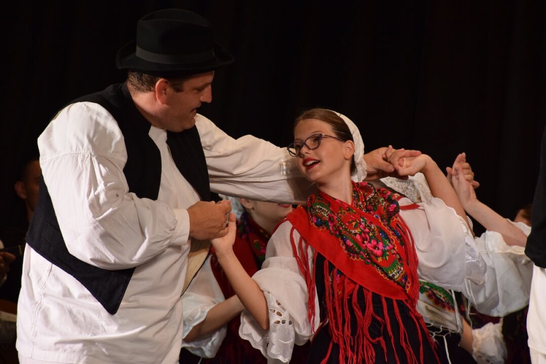 Zupanijska smotra koreografiranog folkora u Busevcu 16