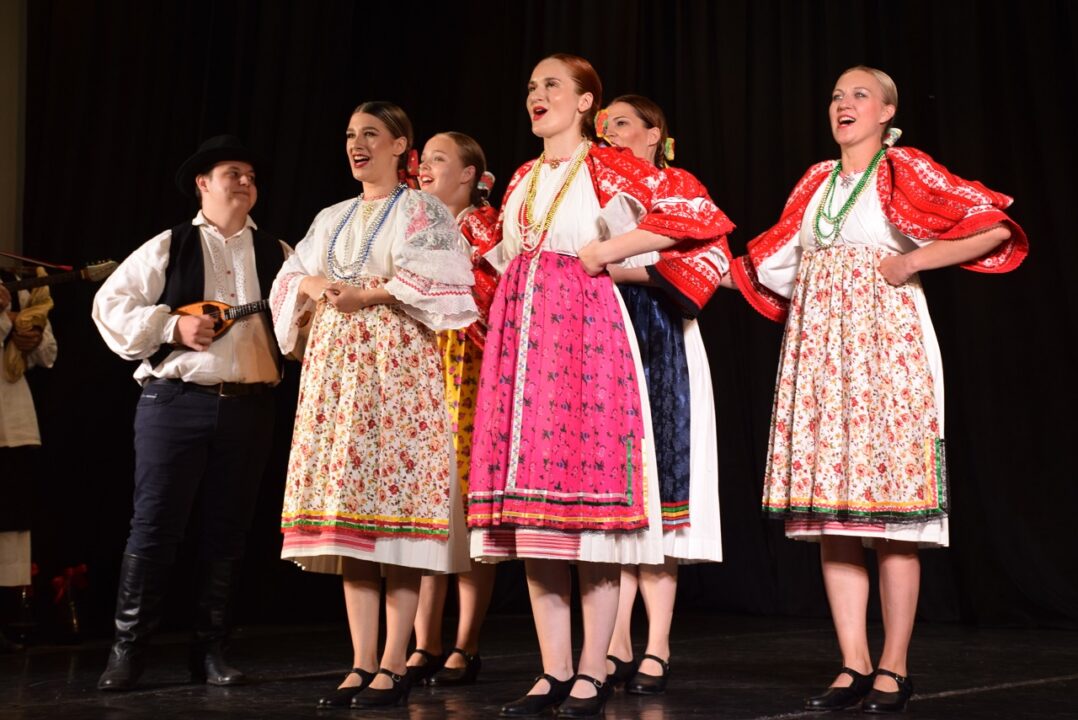 Zupanijska smotra koreografiranog folkora u Busevcu 18