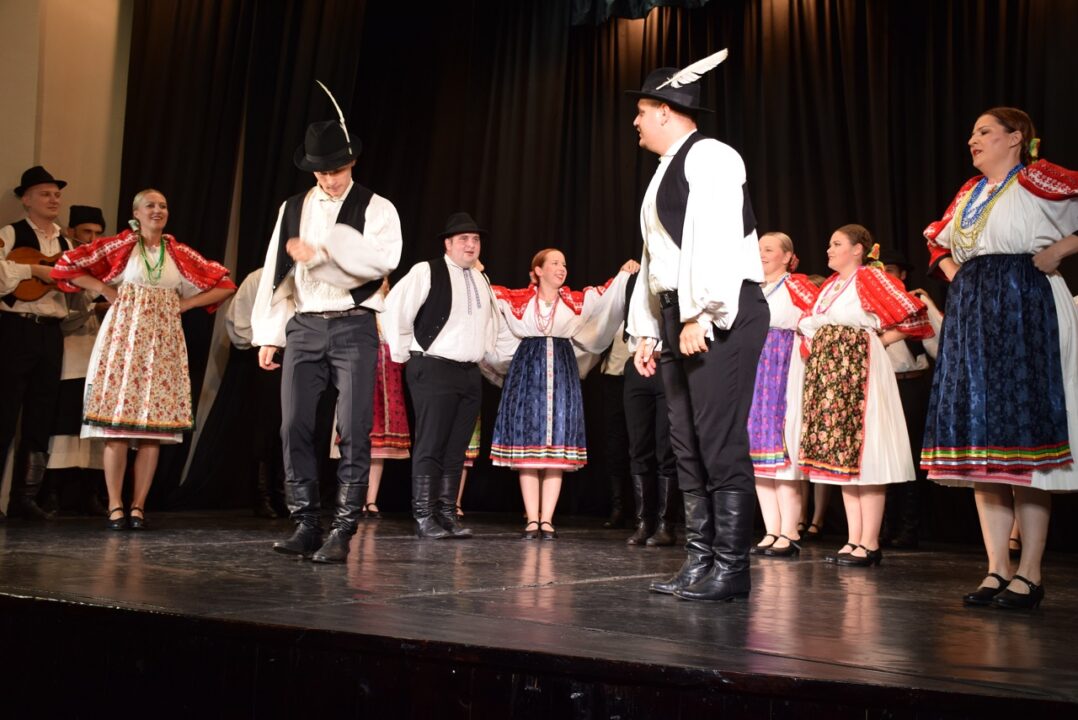 Zupanijska smotra koreografiranog folkora u Busevcu 21