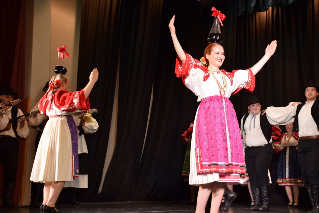 Zupanijska smotra koreografiranog folkora u Busevcu 23