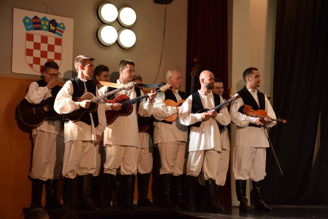 Zupanijska smotra koreografiranog folkora u Busevcu 4
