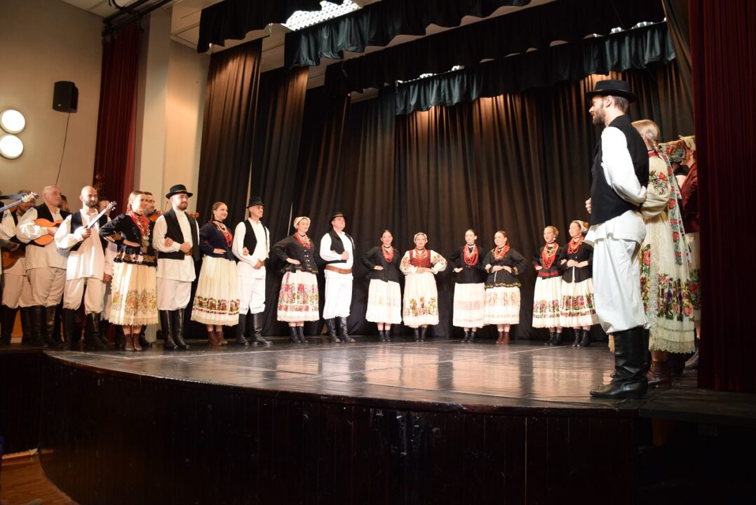Zupanijska smotra koreografiranog folkora u Busevcu 6