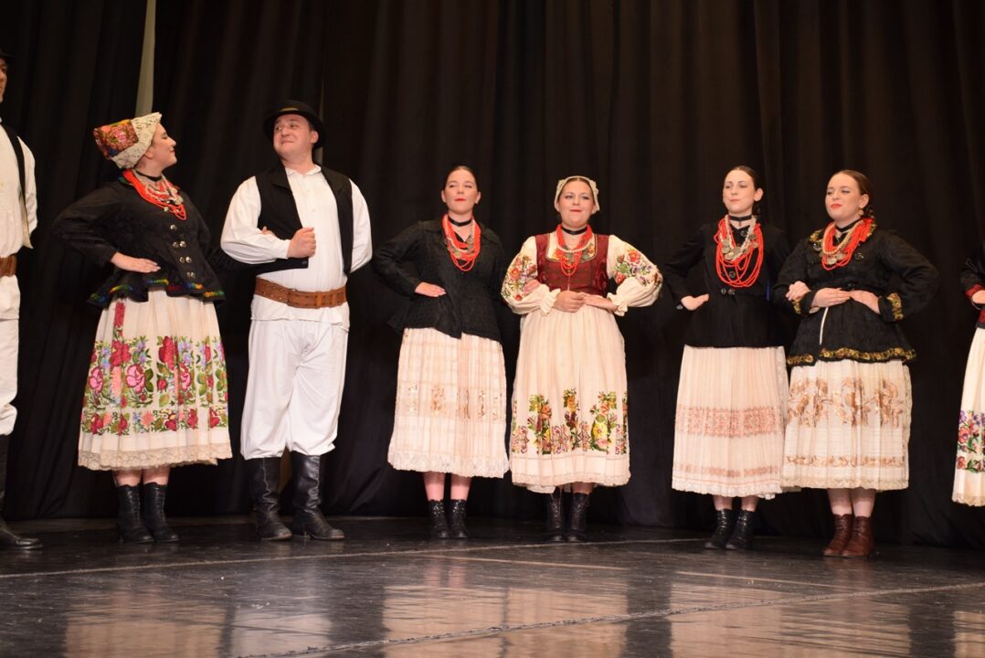 Zupanijska smotra koreografiranog folkora u Busevcu 7